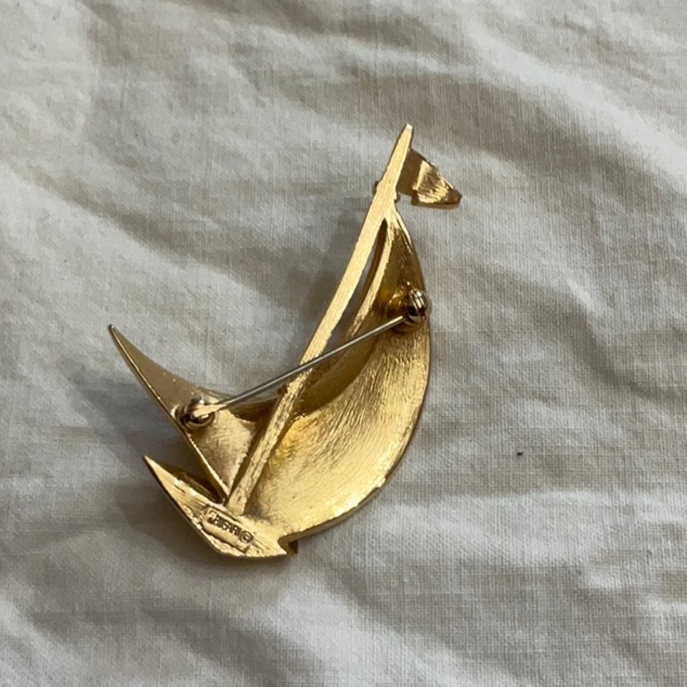 Vintage Trifari sailboat brooch pin - Picture 3 of 6